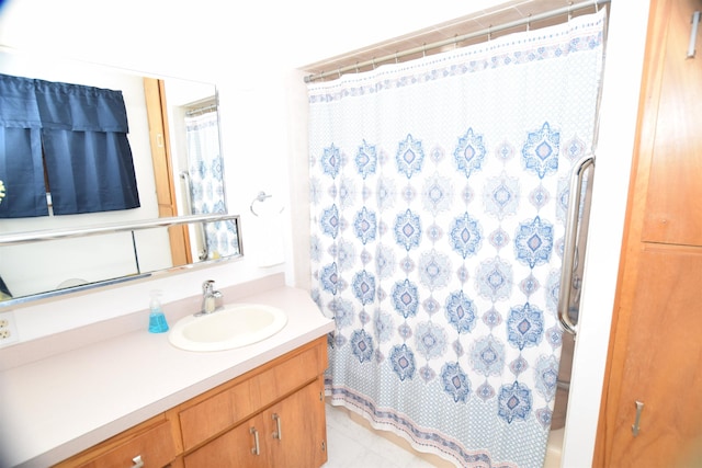 bathroom featuring a shower with shower curtain and vanity