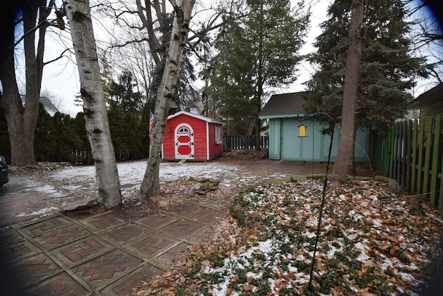 view of yard featuring a shed