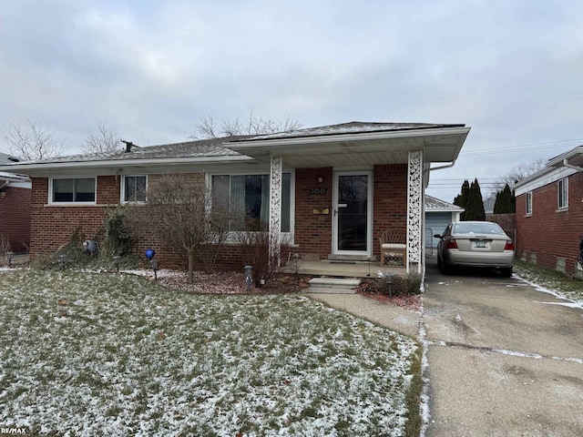 view of front of home featuring a front yard