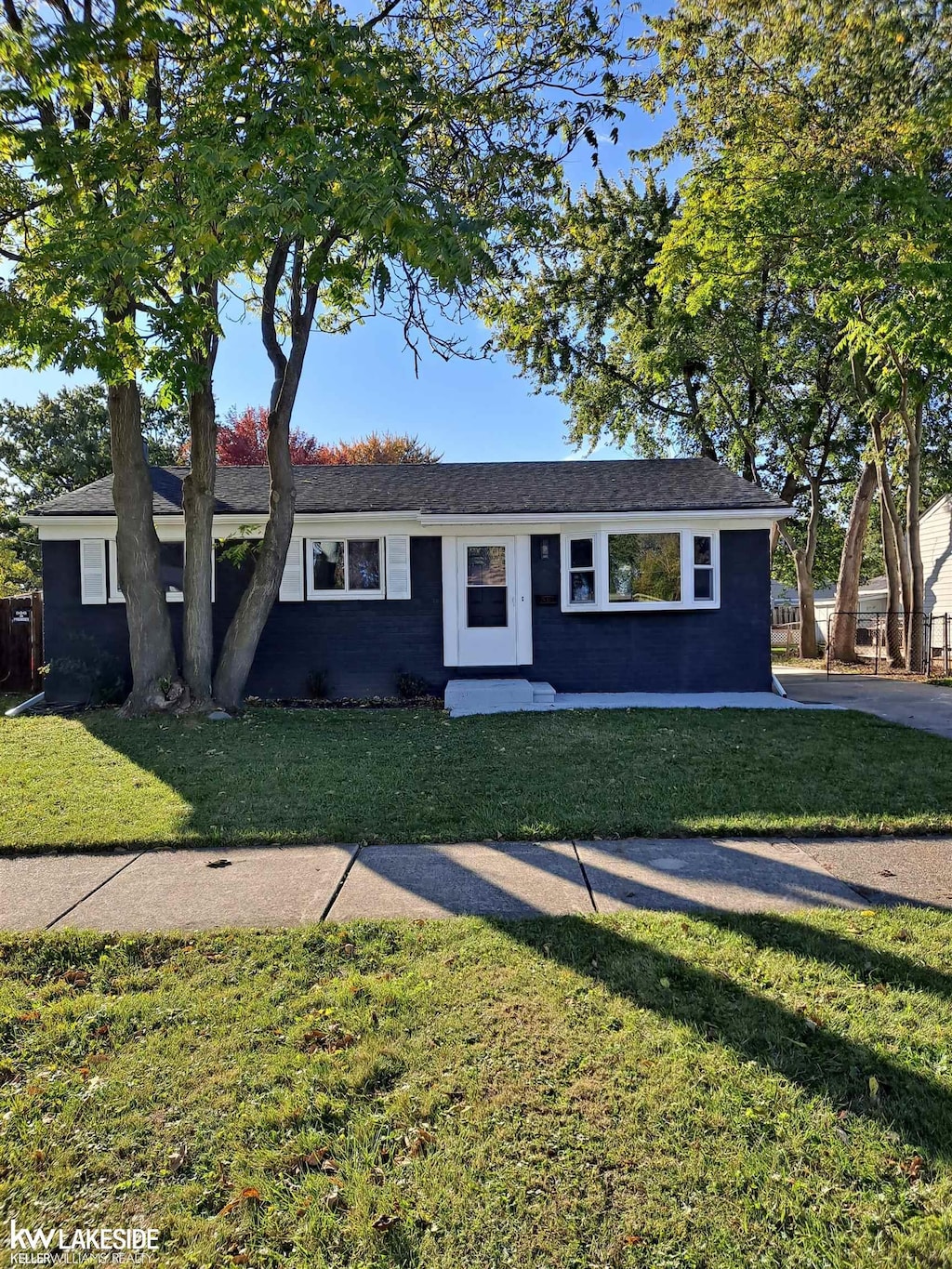 ranch-style home with a front yard