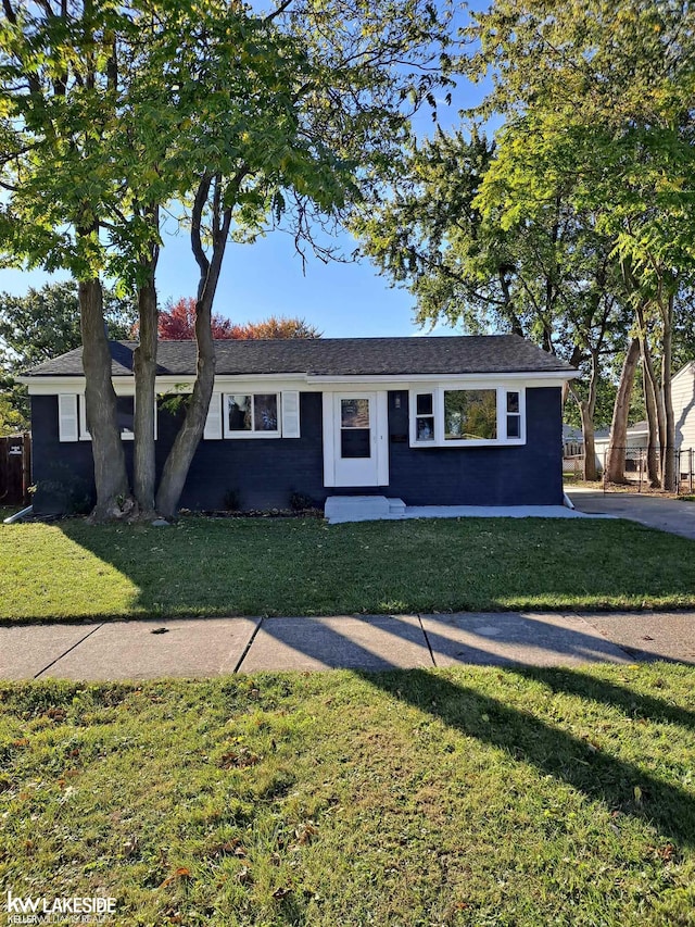 ranch-style home with a front yard