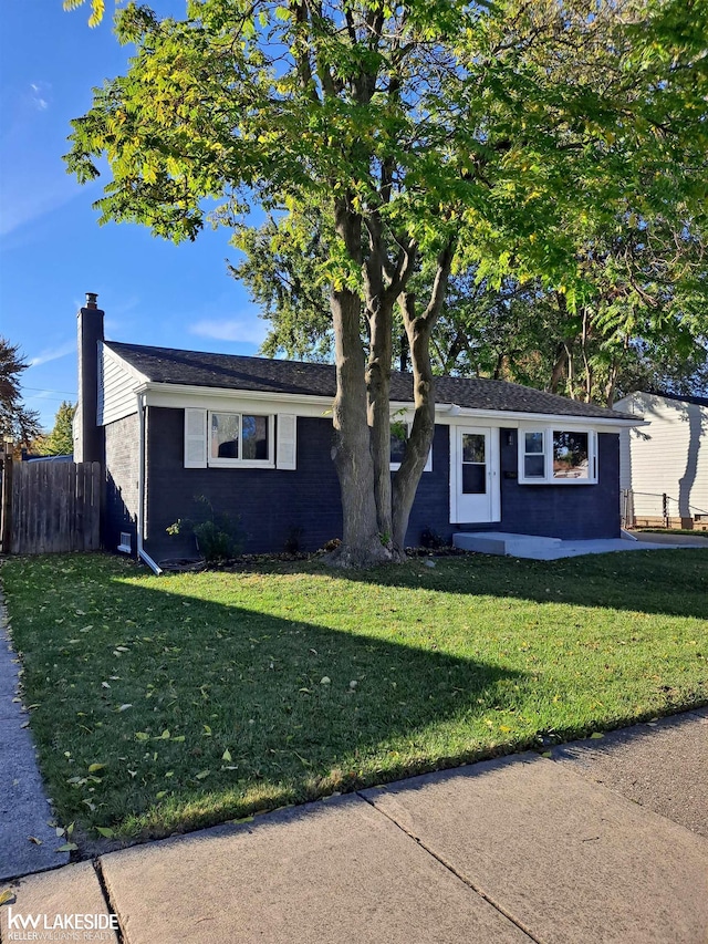 single story home with a front lawn