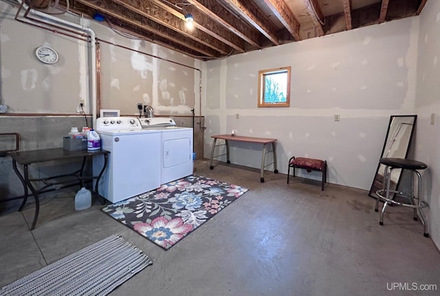 basement featuring washing machine and clothes dryer