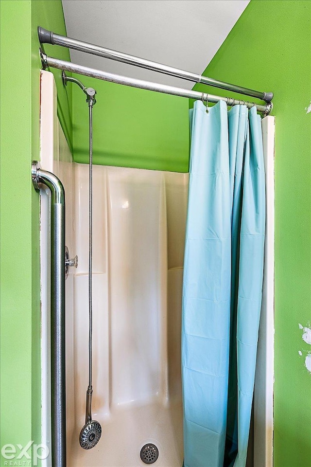 bathroom featuring a shower with shower curtain