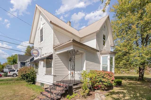 view of front of home with a front lawn