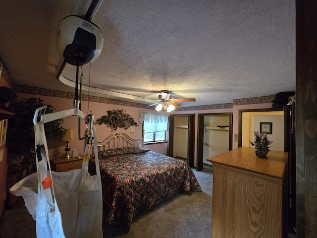 bedroom with carpet, a textured ceiling, and ceiling fan