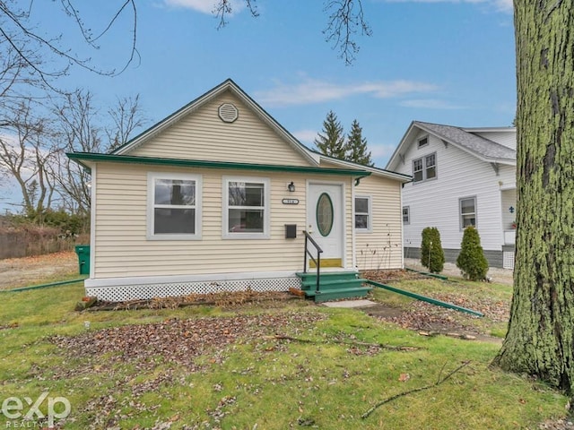 view of front of house featuring a front lawn