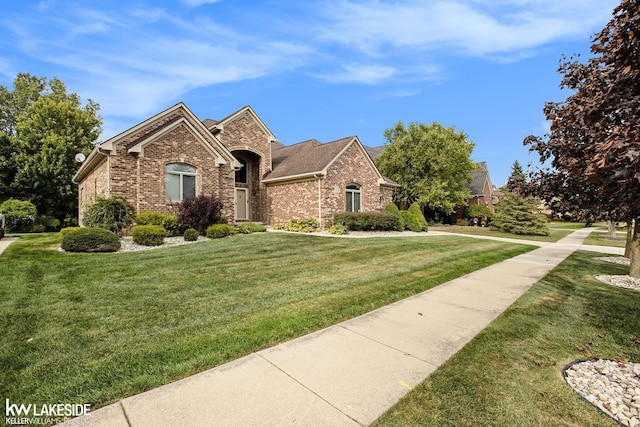 view of front of property with a front yard