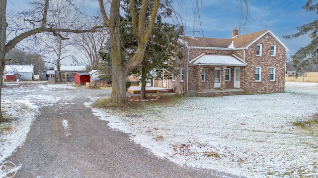 view of front facade featuring an outdoor structure