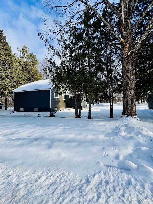 view of yard layered in snow