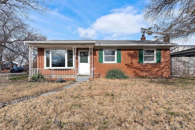 view of front of house featuring a front yard