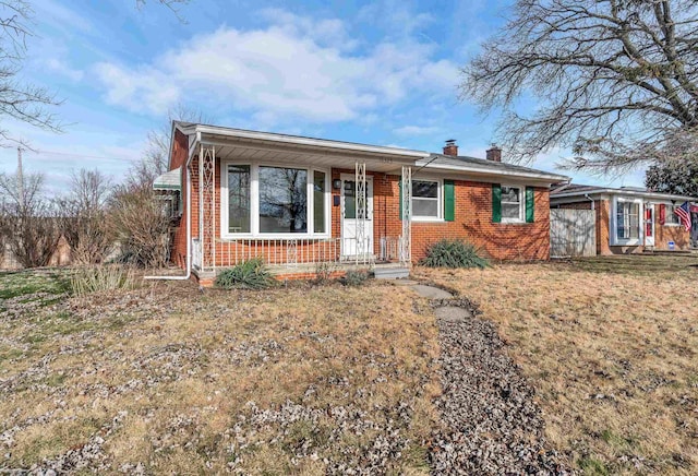 single story home featuring a front lawn