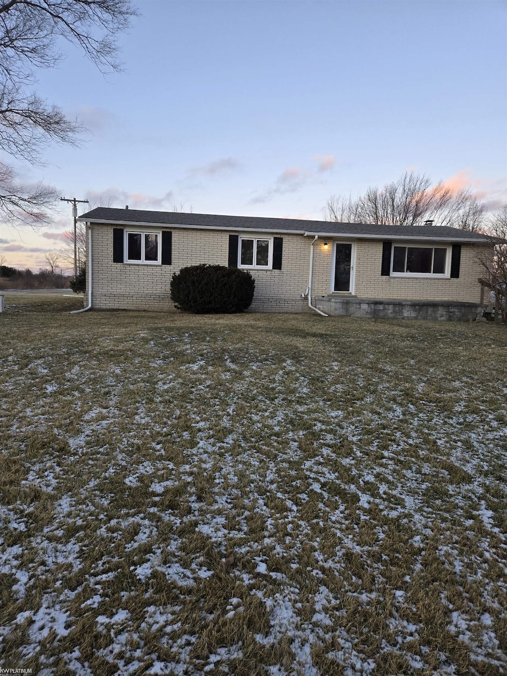 view of front of property with a lawn