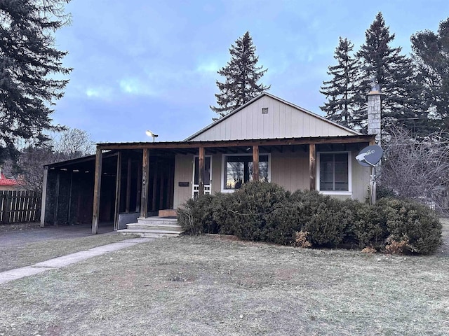 view of front of property featuring a porch