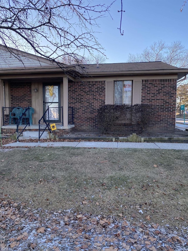 single story home featuring a front lawn