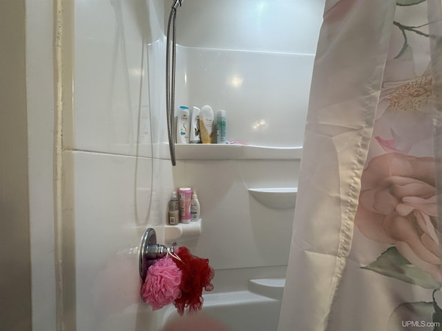 bathroom featuring shower / tub combo with curtain