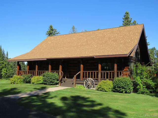 view of front of house featuring a porch and a front yard