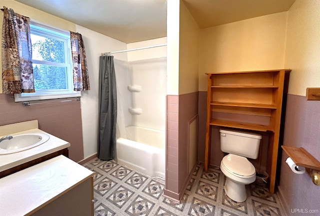 full bathroom featuring shower / bathtub combination with curtain, vanity, tile walls, and toilet