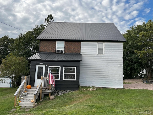 view of front facade with a front lawn and cooling unit