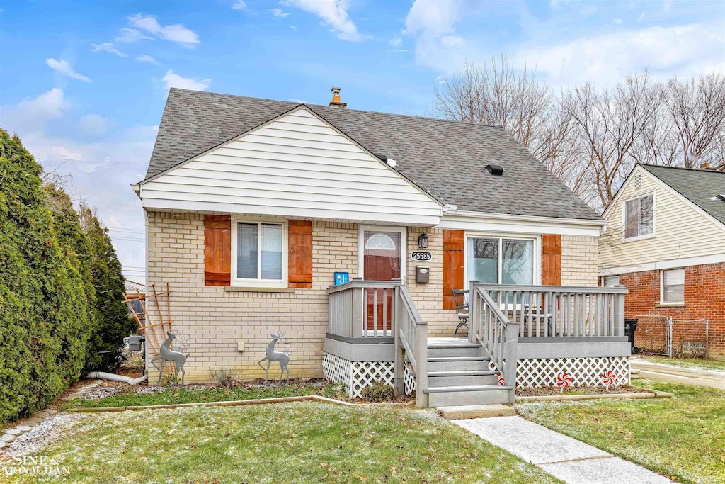 bungalow-style house featuring a front lawn