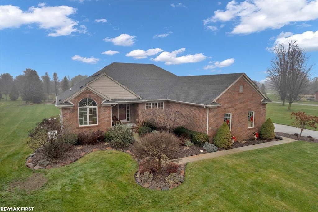 view of front facade featuring a front yard