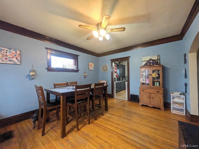 dining area featuring a textured ceiling, light hardwood / wood-style floors, and ceiling fan