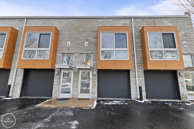 townhome / multi-family property featuring a garage