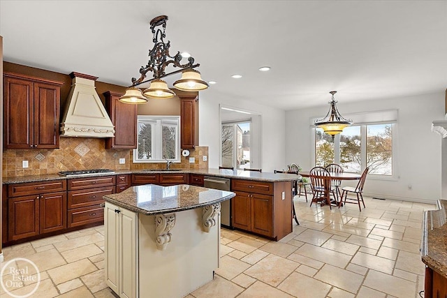 kitchen featuring a breakfast bar area, a center island, and custom range hood