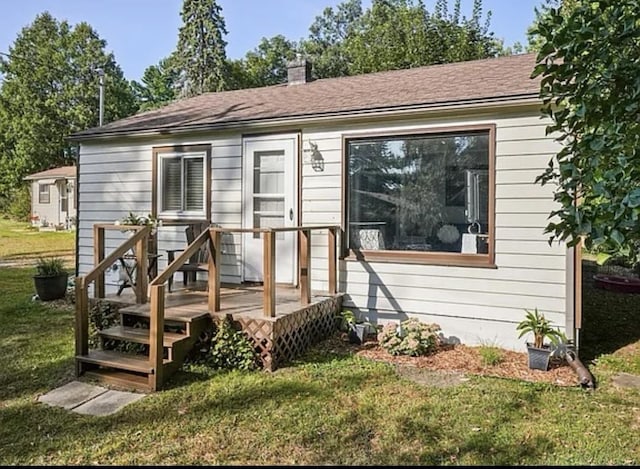 back of house featuring a lawn