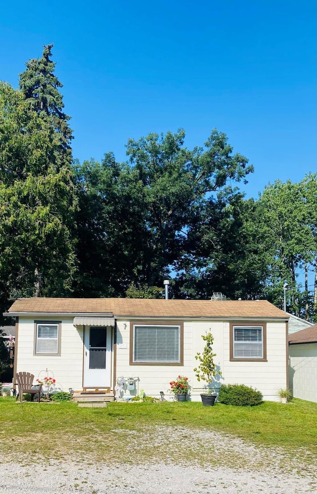 single story home with a front lawn