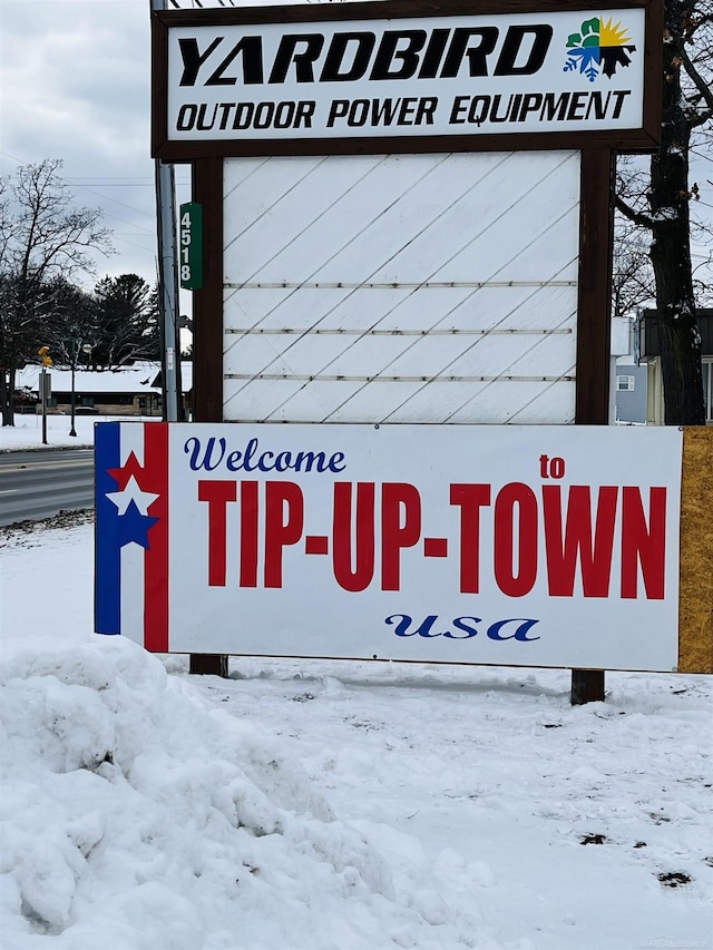 view of community / neighborhood sign