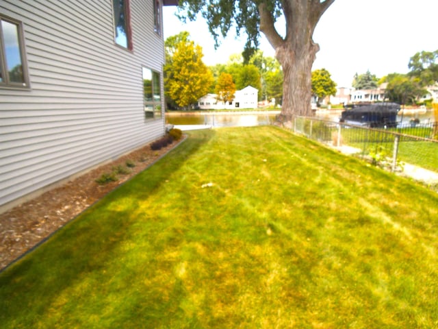 view of yard featuring a water view