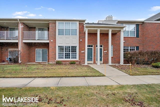 view of front of property with a front yard