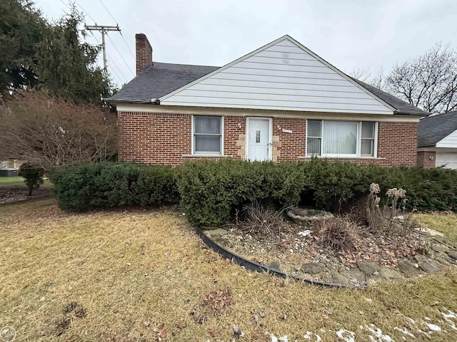 view of front facade with a front yard