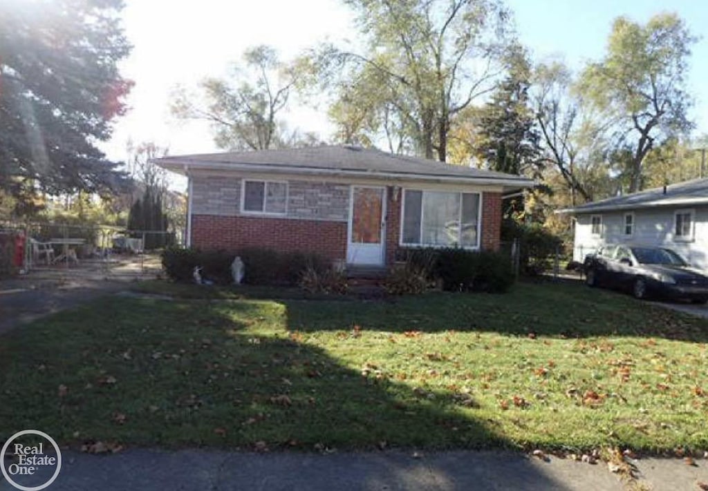 view of front of property featuring a front yard