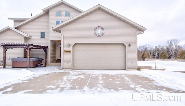 view of front of property featuring a hot tub and a pergola