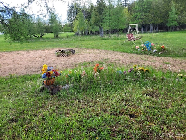 view of yard featuring a fire pit