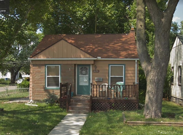 view of front of home with a front lawn