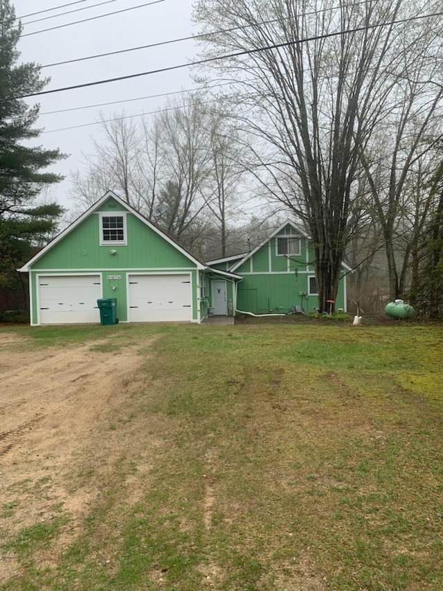 view of yard with a garage