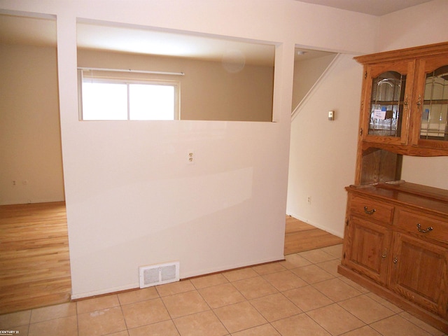 empty room featuring light tile patterned floors