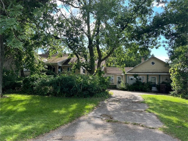 view of front of house with a front lawn