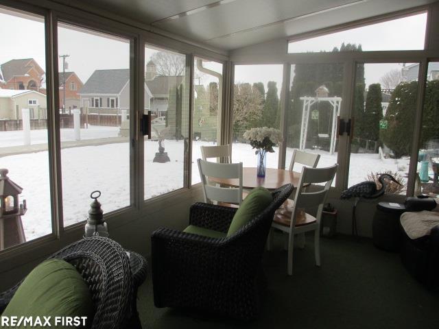 sunroom with vaulted ceiling