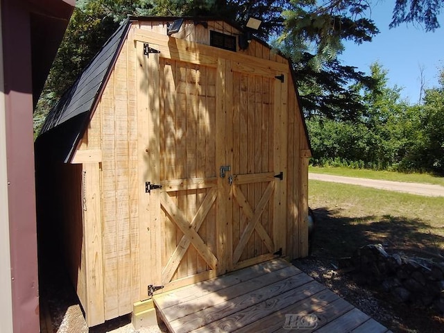 view of outbuilding