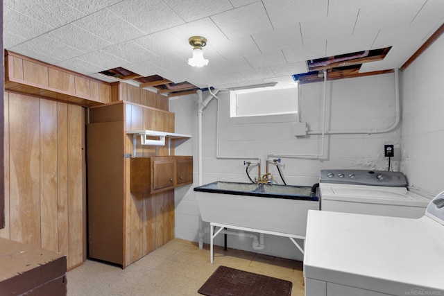 laundry area featuring sink and washing machine and clothes dryer