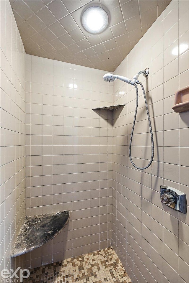 bathroom featuring tiled shower