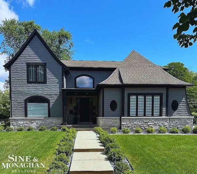 view of front of house featuring a front lawn