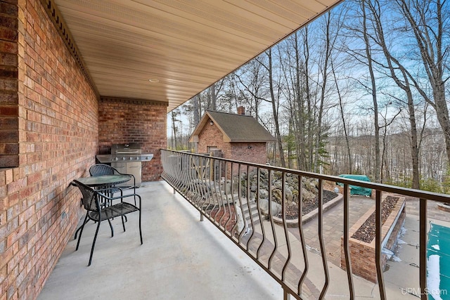 balcony featuring a grill