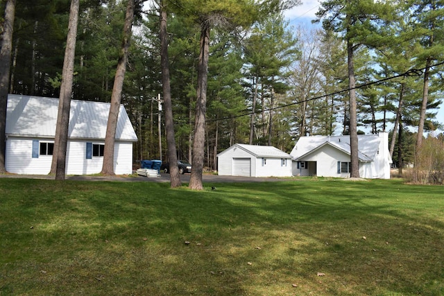 view of yard with an outbuilding