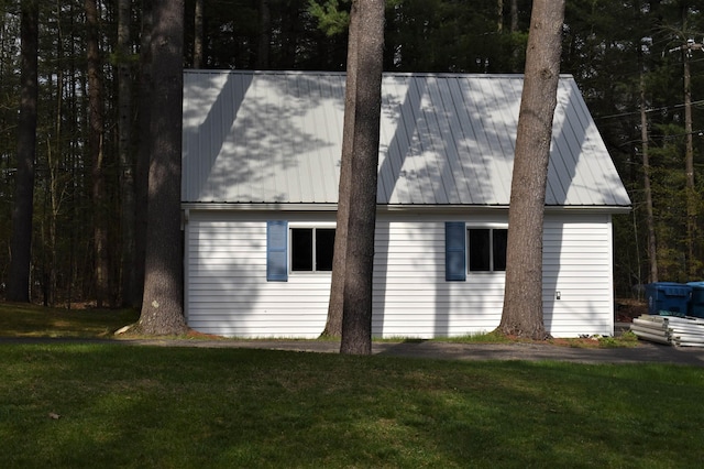 view of side of property featuring a yard