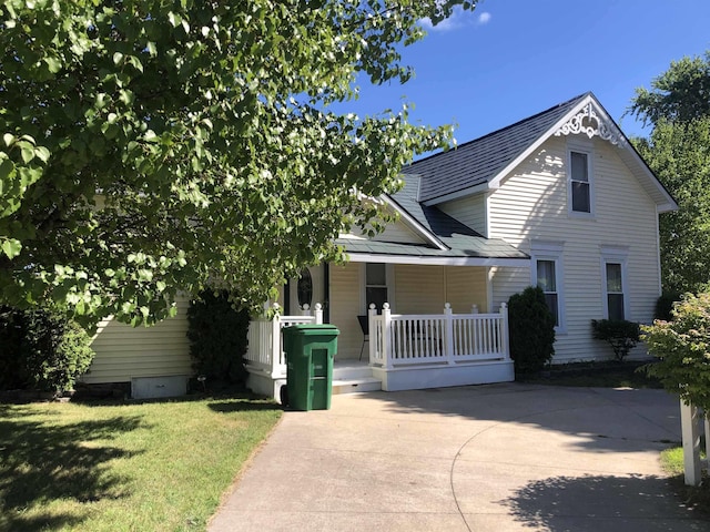 view of front facade with a front lawn and covered porch